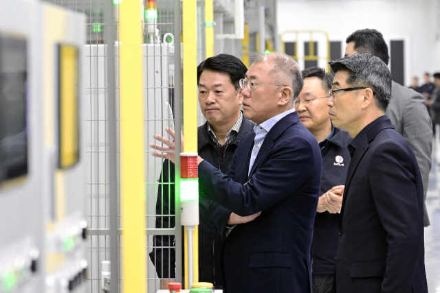 정의선(앞줄 1번째) 현대차그룹 회장이 지난 1월 2024년 현대차그룹 신년회에 참석해 기아 오토랜드 광명 전기차 전용공장을 둘러보고 있다. 현대차그룹 제공